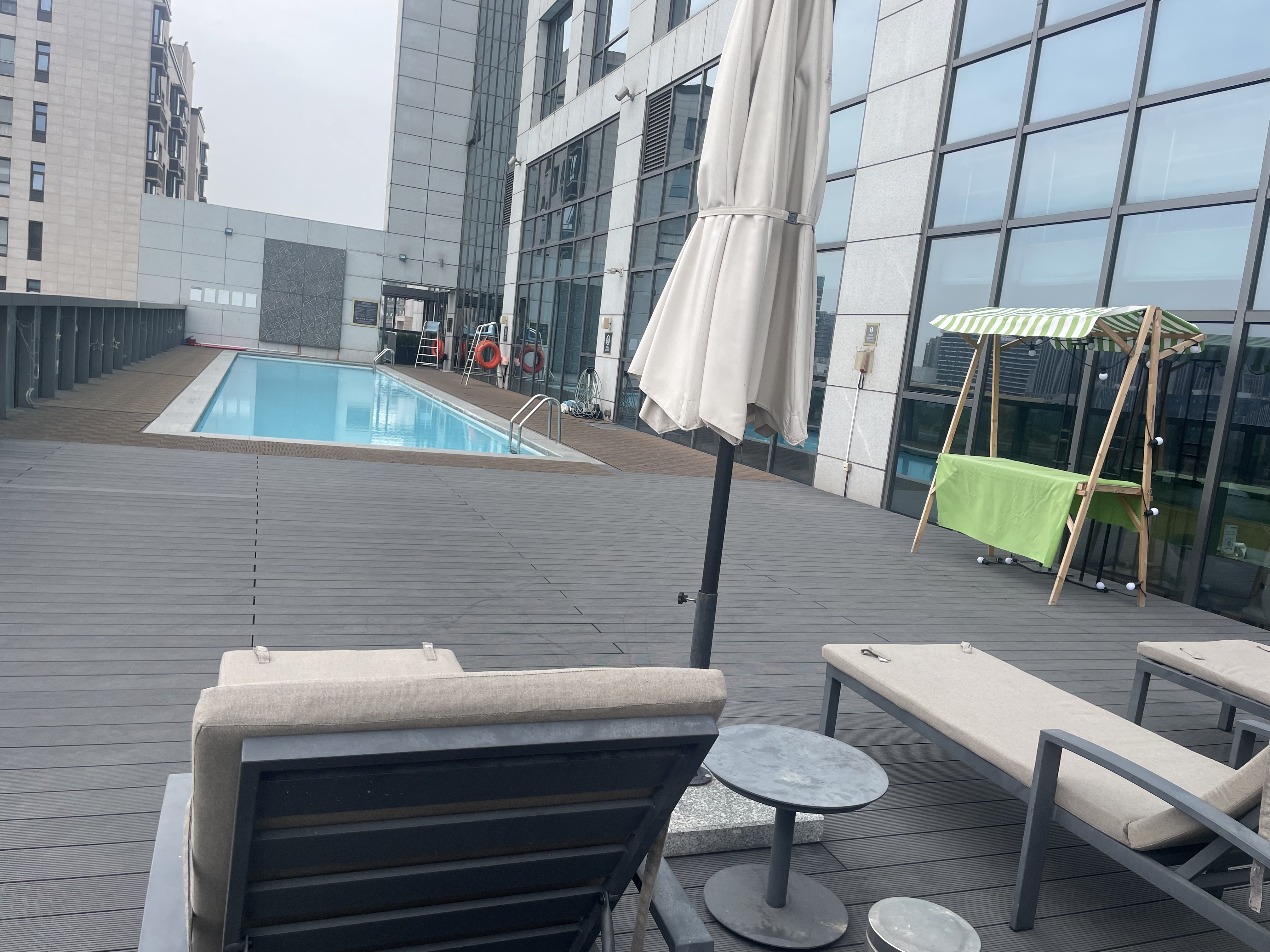 スイミングプールのデッキ